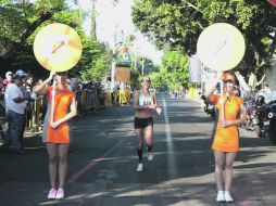 Daniela Alonso, llega a la meta como ganadora del Medio Maratón del San Javier Club Privado.  /
