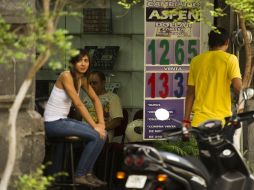 En algunso establecimiento el dólar se adquiere en se adquiere en un precio mínimo de 13.74 pesos. ARCHIVO  /