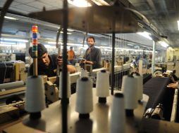 El subsector de Textiles, prendas de vestir, cuero y piel, madera, y papel, bajó 3.2 puntos. ARCHIVO  /