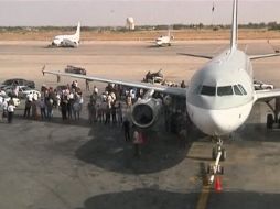 Oficiales negociando con miembros de 'Al Awfiya' en el Aeropuerto Internacional de Trípoli. REUTERS  /