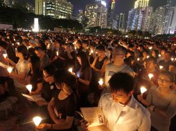 Miles de personas en una vigilia con motivo del 23º aniversario de la masacre de Tiananmen,  en Hong Kong, China. EFE  /