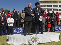 El presidente boliviano, Evo Morales, recibe del secretario general de OEA, José Miguel Insulza, la Carta Social de las Américas. EFE  /