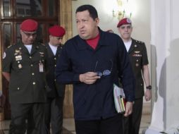 El presidente de Venezuela, Hugo Chávez, caminando por los pasillos del palacio de Miraflores, en Caracas. EFE  /