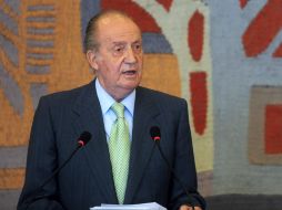 Don Juan Carlos llegó a Santiago a las 19.30 horas, procedente de Brasil, primera escala de su gira por Sudamérica. EFE  /