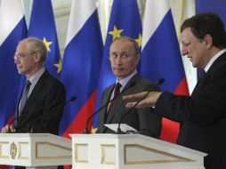 El presidente ruso, Vladimir Putin, y los líderes de la CE, José Manuel Durao Barroso, y de la UE, Herman Van Rompuy. EFE  /