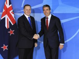 El primer ministro neozelandés John Key (i) es recibido por el secretario general de la Alianza Atlántica, Anders Fogh Rasmussen. EFE  /