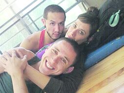 Ignacio Pereda, la tapatía Karen de Luna y Andrés Yaroslav, en una imagen colocada en Facebook por el primero. ESPECIAL  /