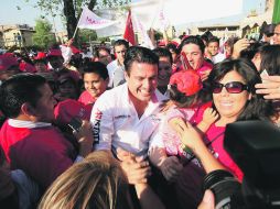 Aristóteles Sandoval convivió con simpatizantes durante un evento en la unidad habitacional San Eugenio en Guadalajara. ESPECIAL  /