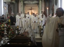 El ataúd de Rodolfo Quezada yace en la Catedral de Guatemala, donde le dieron el último adiós al cardenal.  REUTERS  /