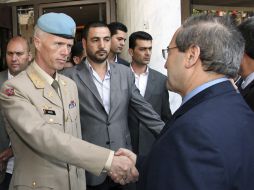 El viceministro de Exteriores sirio, Faisal Mekdad (dcha), estrecha la mano al jefe de la misión de observadores de la ONU. EFE  /