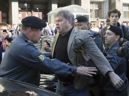Dos policías rusos detienen al líder del partido Yábloko, Serguéi Mitrojin. EFE  /