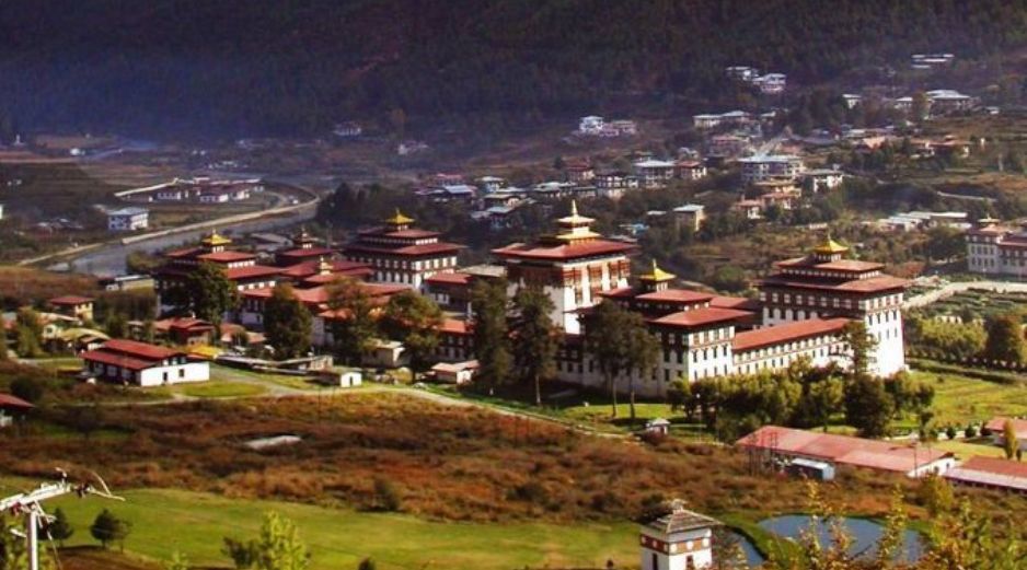 Vista del valle de Thimbu, Bután, donde los martes será día de dejar el auto en casa. ESPECIAL  /
