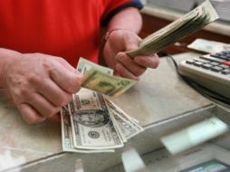 El peso se cotiza al mediodía del martes en 14.24 por dólar. ARCHIVO  /