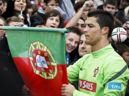 El delantero de la Selección portuguesa Cristiano Ronaldo firma autógrafos tras el entrenamiento del equipo. EFE  /