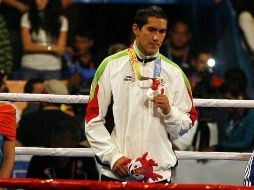 Oscar Molina, mostrando la medalla de plata ganada en los Panamericanos de Guadalajara  /