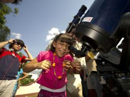 Los expertos advierten de que no se debe mirar directamente al sol, ni siquiera con gafas de sol; podría causar ceguera.  /
