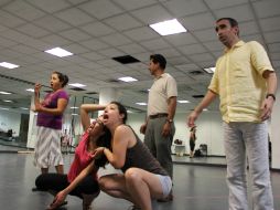 Ensayo de Monkey see, Monkey do y La niña que riega la albahaca.  /