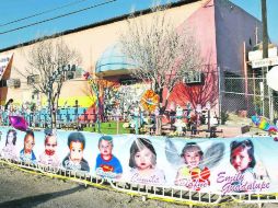 Imágenes de niños que fallecieron en la guardería ABC rodean el edificio en donde funcionó la estancia infantil, en Hermosillo. NTX  /