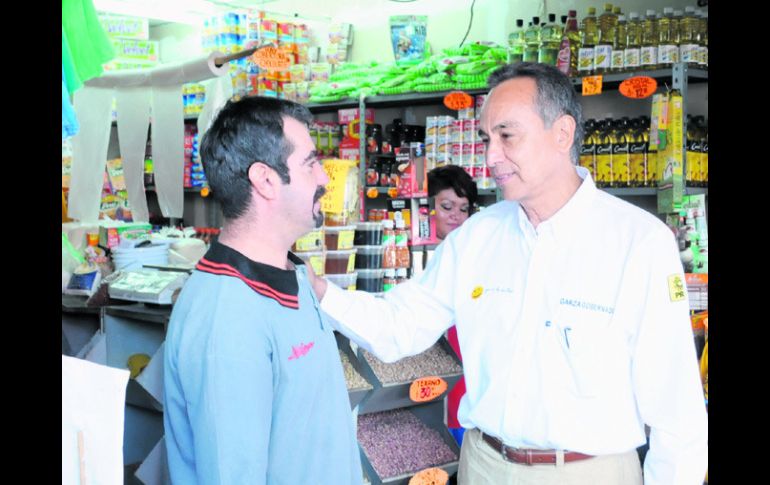 Fernando Garza recorrió las calles de la Colonia Belisario Domínguez, en donde escuchó las demandas de vecinos y comerciantes.ESPECIAL  /