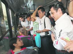 Aristóteles Sandoval viajó ayer en un camión de la ruta 52-B, donde recogió opiniones y demandas de usuarios. ESPECIAL  /