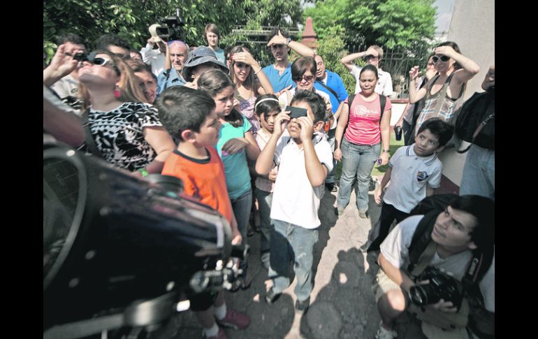 Interesados en el fenómeno estelar, intentan apreciar Venus desde la Tierra.  /