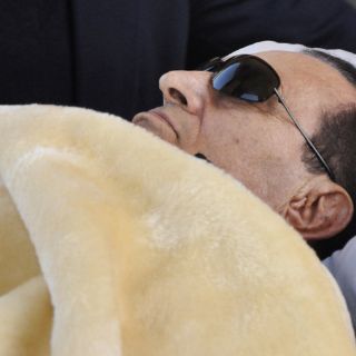 Autoridades estudian trasladar a Mubarak a hospital por agravamiento de salud