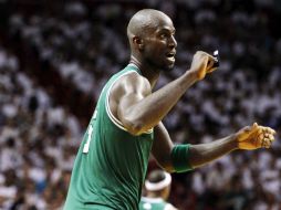 Kevin Garnett aseguró el triunfo de Celtics de Boston con sus dos últimos tiros. AP  /