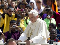 El Papa Benedicto XVI saluda a los creyentes reunidos en la plaza de San Pedro. EFE  /