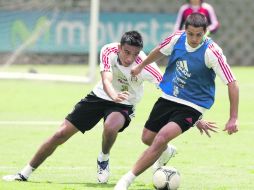 Javier Hernández (der.) conduce el esférico ante la marcación de Jesús Zavala, durante el entrenamiento de ayer del Tricolor. MEXSPORT  /
