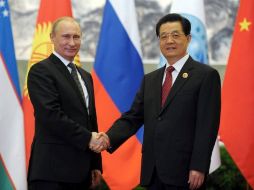 El presidente chino, Hu Jintao (d), recibe a su homólogo ruso, Vladimir Putin. EFE  /