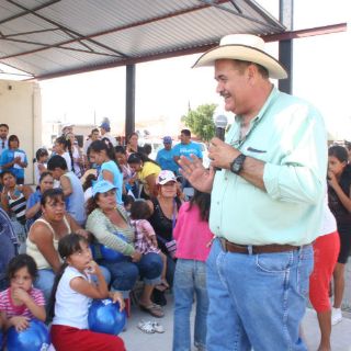 Andrés Zermeño promete mejoras en reparto de agua