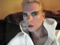 En un video publicado en YouTube, un hombre que parece ser Magnotta fuma y dice: ¿Qué tal? Hola a todos mis fans. AFP  /