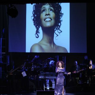 La madre de Whitney Houston escribirá un libro sobre su hija