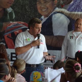 Alfredo Barba se reúne con 200 mujeres