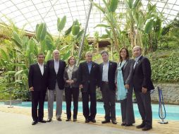 El presidente Felipe Calderón (último de izq a der) se reunió con el Rey Juan Carlos (segundo de izq a der) en Chile. REUTERS  /