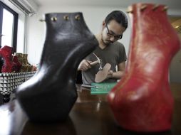 El diseñador de 26 años, Noritaka Tatehana, es el hombre detrás de los enormes zapatos de Lady Gaga. AP  /