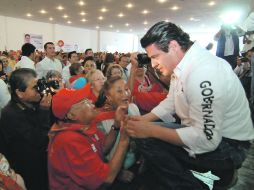 Aristóteles Sandoval sostuvo un encuentro con personas de la tercera edad, a quienes les ofreció apoyo en caso de ganar la gubernatura.  /