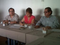 Froilán Mejía García, María Eugenia de Alba y Eduardo Morfín, integrantes del Núcleo de Colonias, durante la presentación del amparo.  /