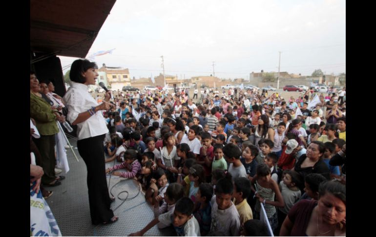 La candidata panista se dirigió a los vecinos de Loma Chica. ESPECIAL  /