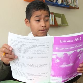 Maestros amagan con quemar material de ENLACE en Guerrero