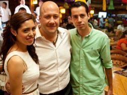 Enrique Alfaro acudió a una comida con alrededor de 600  jóvenes universitarios. ESPECIAL  /