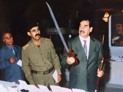 Abed Hamid Mahmud (c) fue el secretario personal de su primo lejano Sadam Hussein. ARCHIVO  /