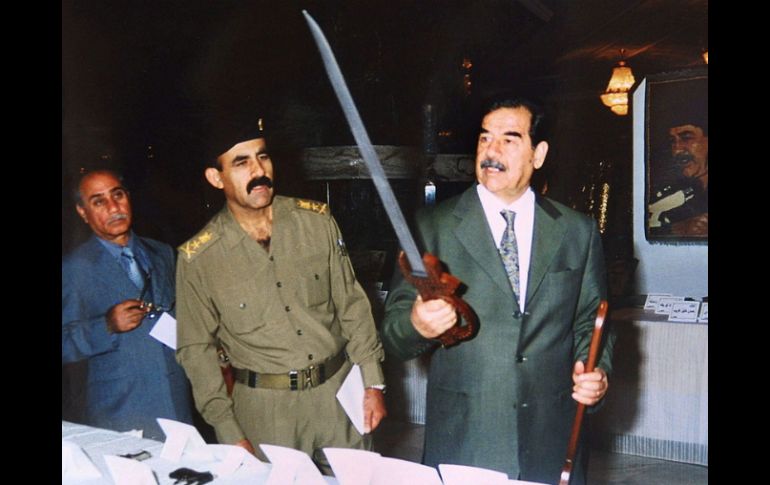 Abed Hamid Mahmud (c) fue el secretario personal de su primo lejano Sadam Hussein. ARCHIVO  /