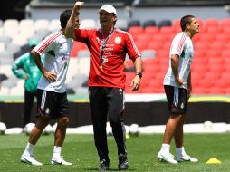 José Manuel de la Torre da indicaciones en la última práctica de la selección previo al juego ante Guyana. MEXSPORT  /