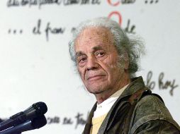 El poeta chileno Nicanor Parra, en Santiago de Chile, donde hoy le otorgaron el premio Pablo Neruda 2012. EFE  /