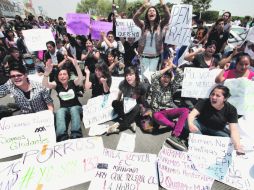 Simpatizantes del movimiento #YoSoy132 protestan contra Peña Nieto, durante mitin en Chalco, en el Edo. de México. EL UNIVERSAL  /