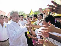 AMLO saluda a sus seguidores durante un mitin. El retorno de la palabra “fraude” a su discurso ya causa reacciones. AFP  /