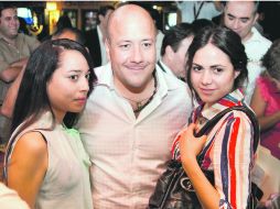 Enrique Alfaro convivó con jóvenes; algunos aprovecharon para tomarse la foto del recuerdo con el candidato.ESPECIAL  /