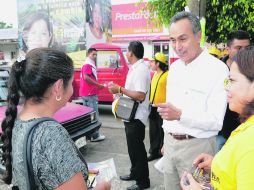 Fernando Garza recorrió ayer calles de Tlaquepaque, en donde escuchó las principales demandas de los vecinos. ESPECIAL  /