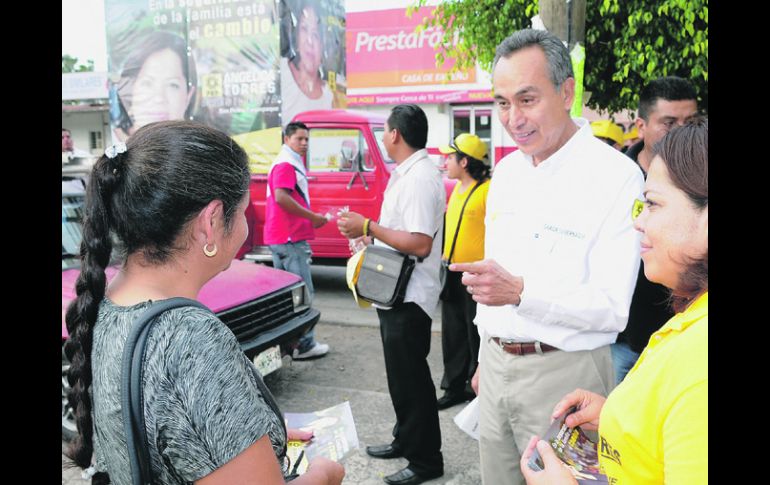 Fernando Garza recorrió ayer calles de Tlaquepaque, en donde escuchó las principales demandas de los vecinos. ESPECIAL  /